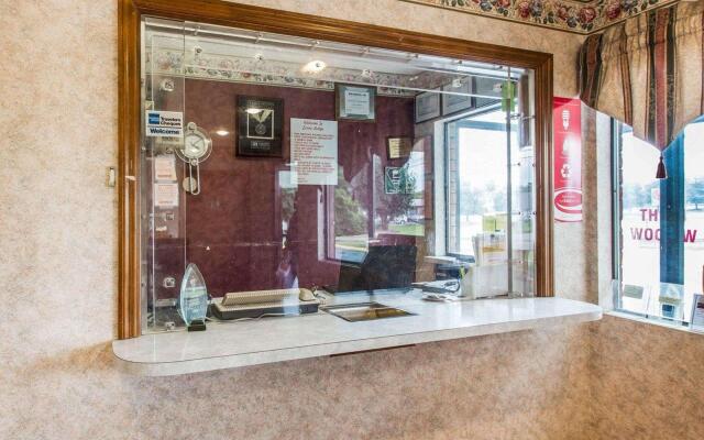 Econo Lodge North