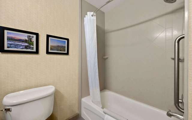 Comfort Inn & Suites Airport