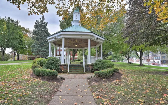 Pet-friendly Home - 1/2 Mi to Downtown Willoughby!