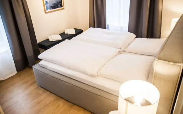 Large Haussee Modern Retreat