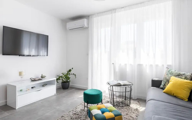 Down Town Apartment With Balconies