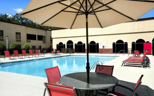 Cottonwood Suites Savannah Hotel & Conference Center