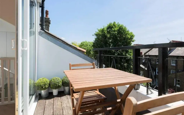 Spacious 3 bedroom flat with terrace