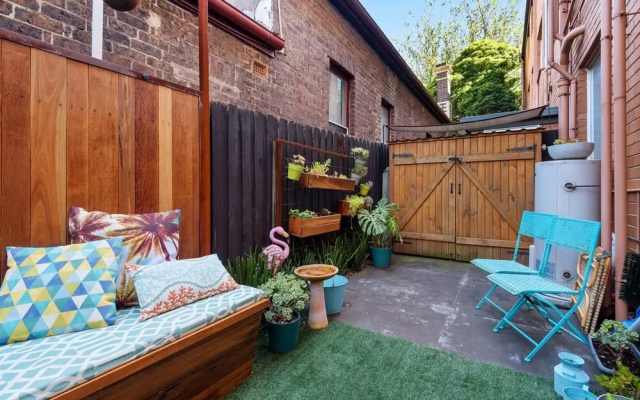 Snug St Kilda Apartment With Private Courtyard