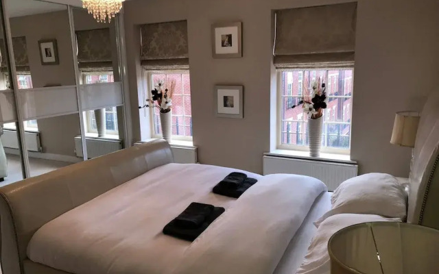 Room-cozy Sheffield Guest Room With Shar