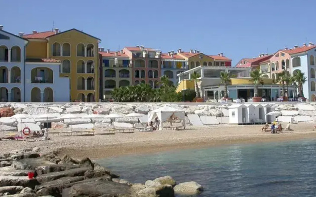 Zeus Apartments