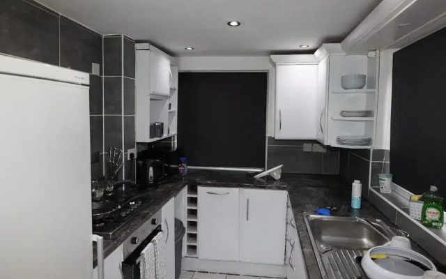 Nottingham - 5 Beds - Sleeps 11 - Garden - Parking