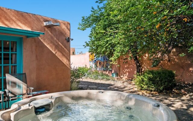 Amor - Historic Adobe in the Heart of The Railyard and Downtown Santa Fe, Hot Tub