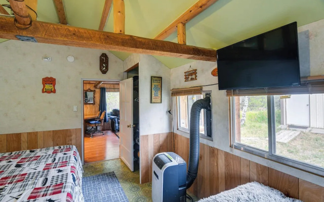 'grandpa's Cabin' ~ 30 Miles to Yellowstone!