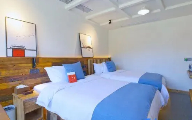 Phoenix Ancient City Mountain Ye River View Homestay