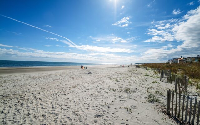 Beach & Tennis Admirals Row by Vtrips