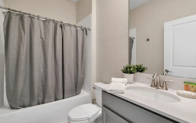 Edgy, Modern 6 Bed 5 Bath