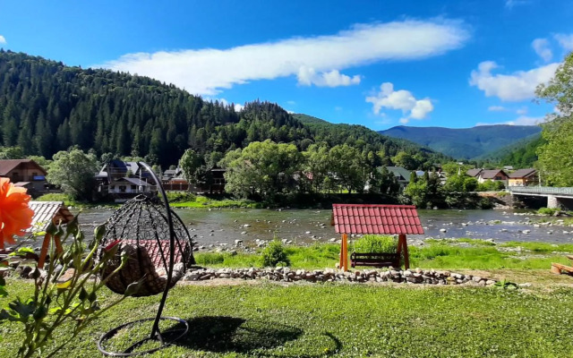 "Обійми гір"Котеджі