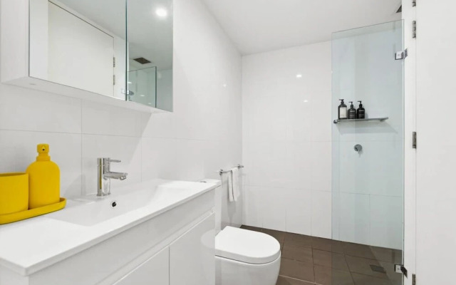 Central Luminous 2 Beds With Balcony Aircon