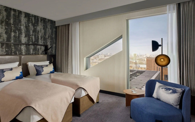 Montcalm East, Autograph Collection