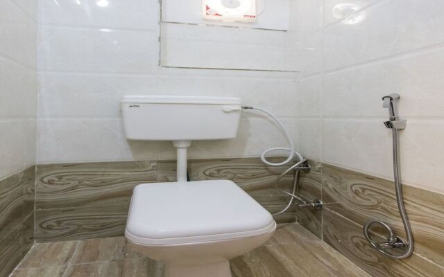 OYO 12161 Hotel Madhur Inn