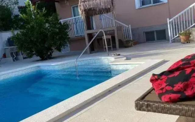 Lovely 3 Bedroom Apartment In Quiet Area w/ Pool