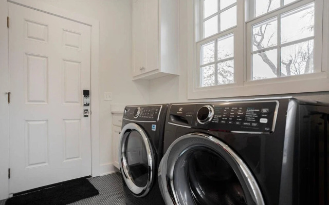 The SoFay Farmhouse - 1 Mile From U of A - Luxury Amenities