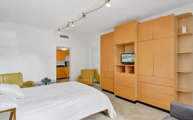 Gorgeous Apartment walking distance to Beach!!