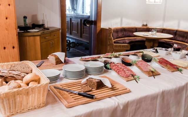 Hotel Rothirsch by Skinetworks