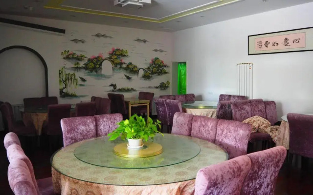Dunhuang Gold Dragon Hotel