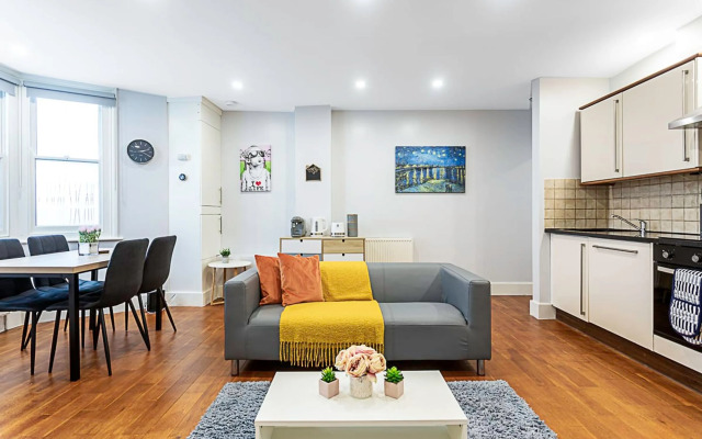 Bright Clapham Apartment