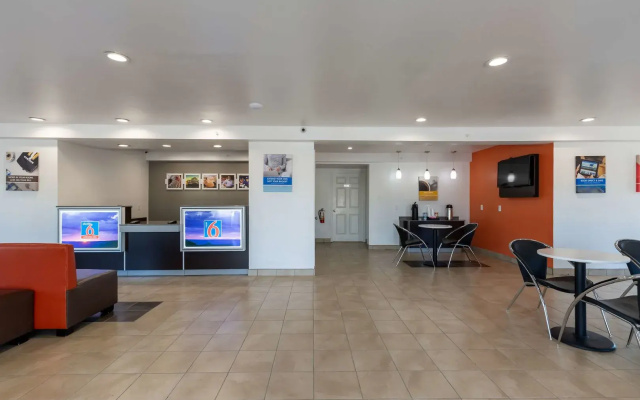 Motel 6 Bryan, TX - University Area