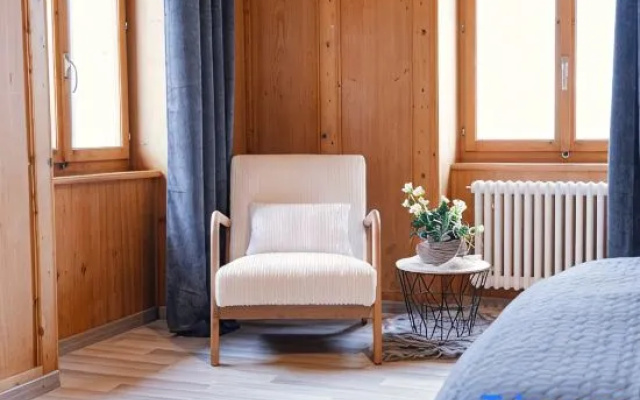 Gruyère House with Fireplace and Views of the Alps – Guest Rooms – Haut-Intyamon