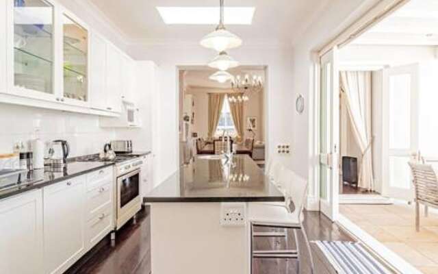 Lovely Holiday Home w Private Courtyard Six Selbourne