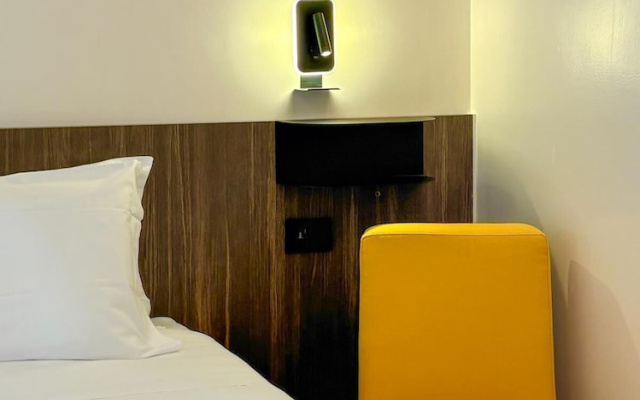 Revolution Hotel
