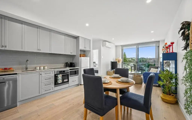 Hamptons by the Beach ~ New Apt 50m from the Sea