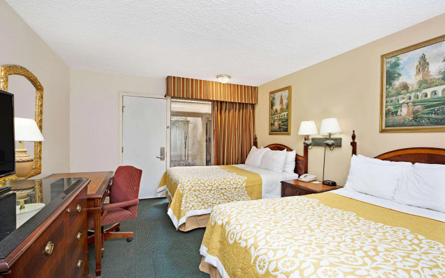 MC Pacific Inn & Suites