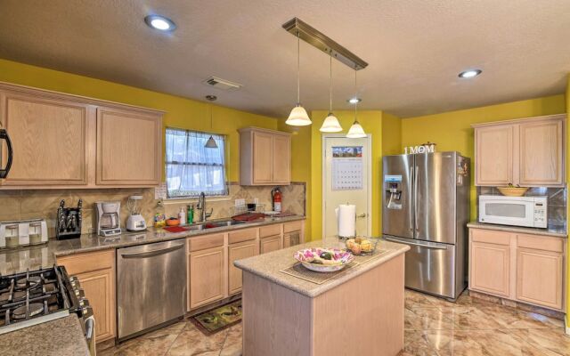 Family-friendly Home ~ 12 Mi to Space Center!