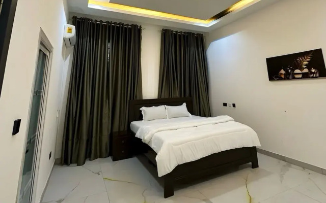 2BR Apartment With Pool and Wifi Near Airport