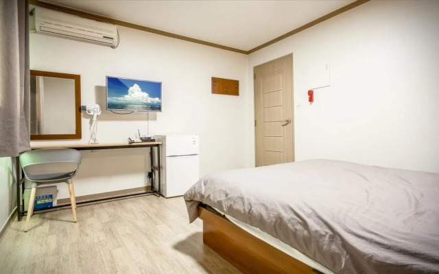 Naiad Pension & Motel