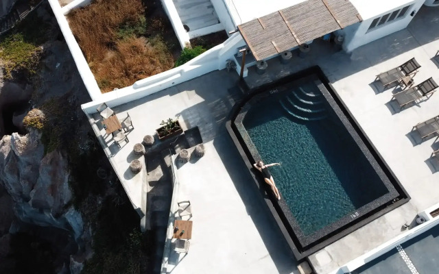 Almyra Oia Suites