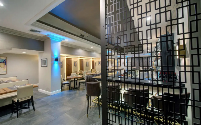 The Roslyn, Tapestry Collection by Hilton