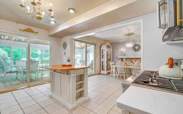 French-inspired Townhome 9 Mi to Saratoga Springs!