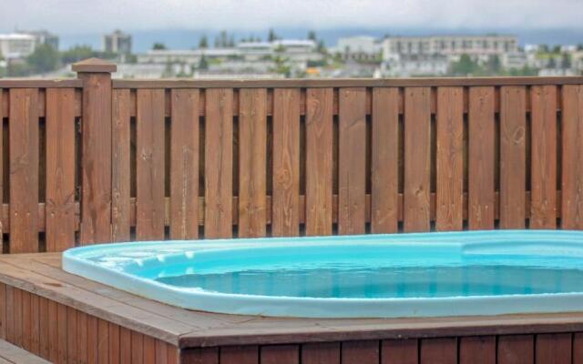 ICELAND SJF Villa , Hot tub & Outdoor Sauna Amazing Mountains View - 15 min to downtown