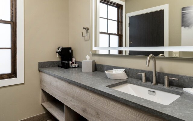 Ski Inn Taphouse Hotel