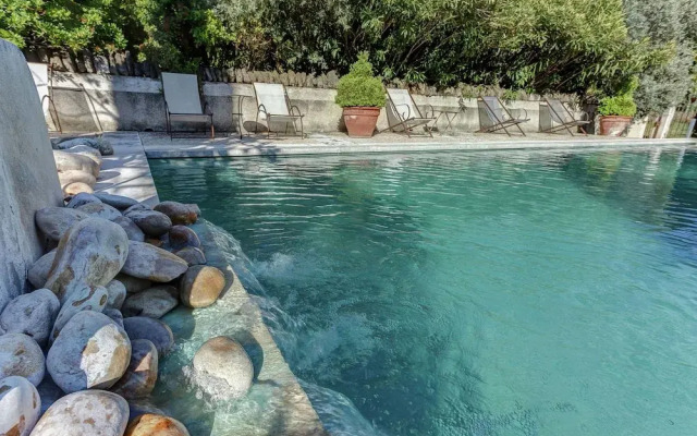 Rustic Cottage in Oppede With Shared Pool