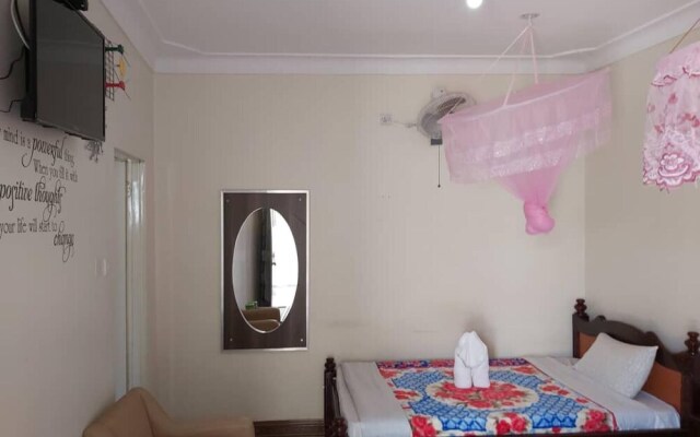 Famko Annex 4 bed House With Large Garden & Shed