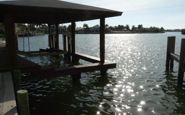 Unique Waterfront Home With Pool, spa and Guesthouse