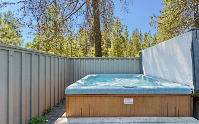 10 Tan Oak Home features Private Hot Tub and BBQ on the Deck by RedAwning