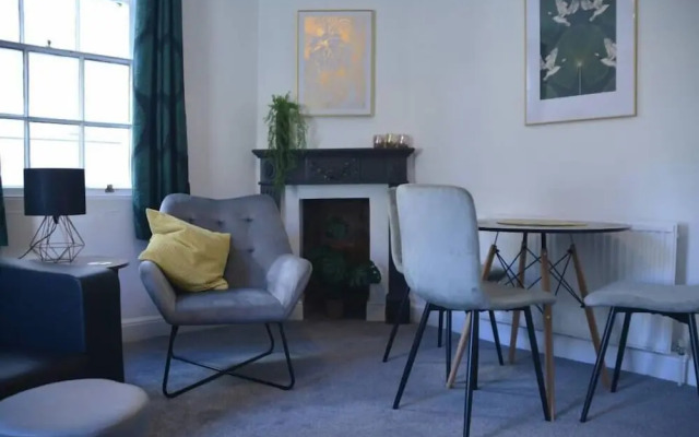 Stunning 2 BD Apartment in Cheltenham