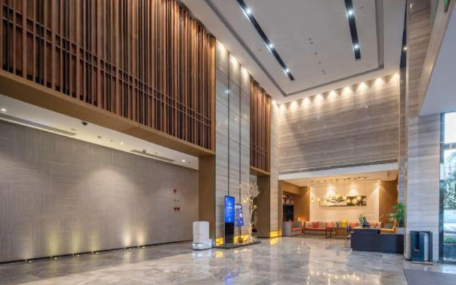 Qianmen Holiday Inn (Zhuhai City Rail Mingzhu Station)