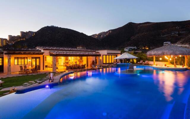 Ultra Luxury Villa with Premium Linens, Gym, Immense Pool, & 5 min Taxi to Downtown