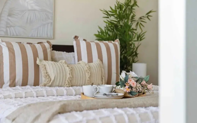 Cozy & Chic 2BR Apt Walk to Melbourne Central