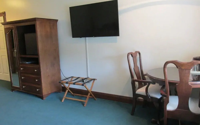 Inn at Amish Door