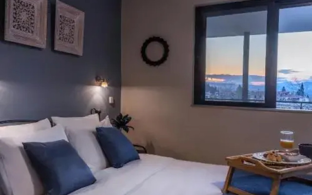 Jo Marinis Rooms